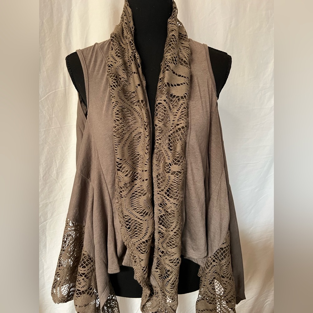 Sleeveless Lace front and bottom vest!